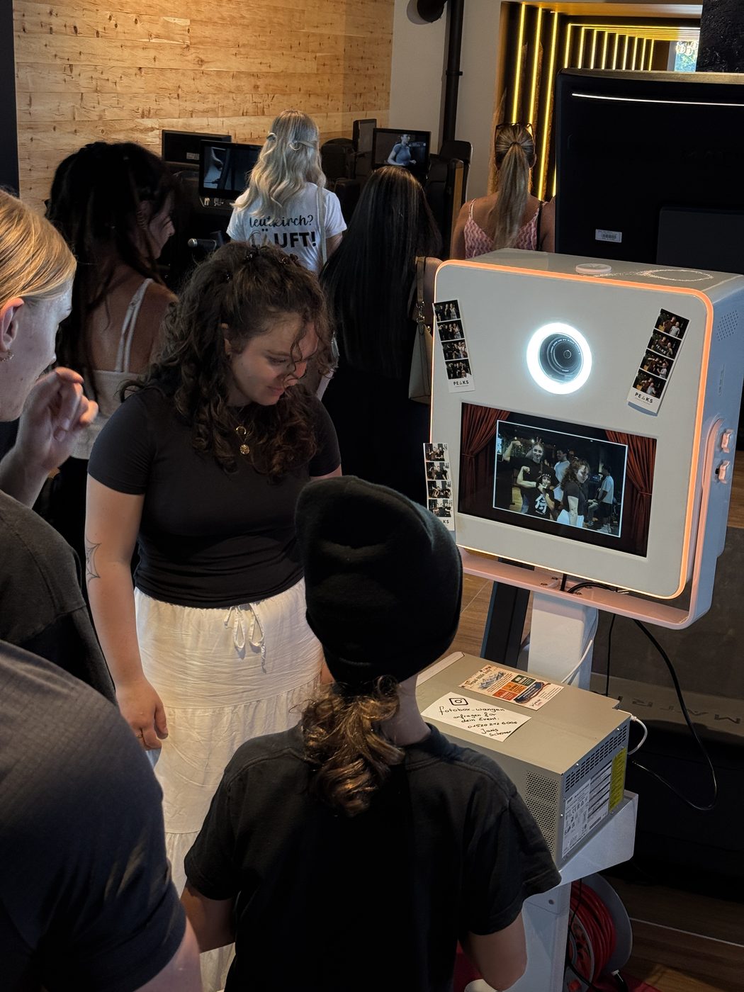 Gäste an der Fotobox bei einem Firmenevent