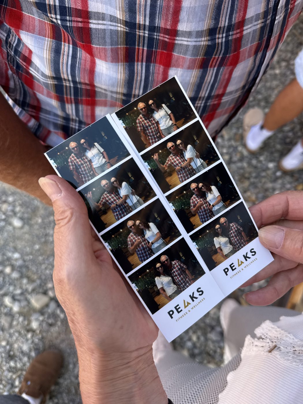 Fertiger Fotostreifen mit Logo in der Hand